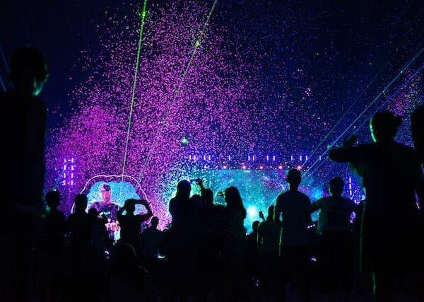 Omaggio a Napoli: I Coldplay cantano “Napul’è” di Pino Daniele allo stadio Maradona