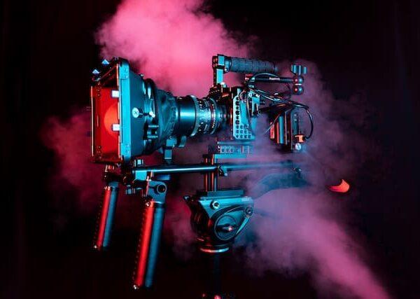 Dal divertimento al pericolo: L’impatto del lavoro degli youtubers sulla società