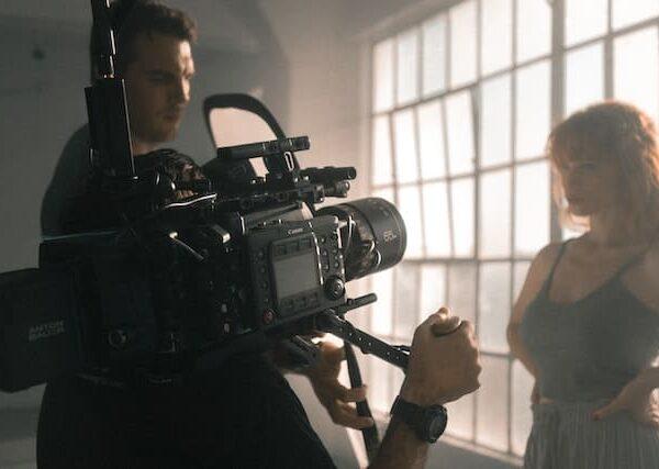 Attori di Hollywood in sciopero per l’utilizzo dell’intelligenza artificiale