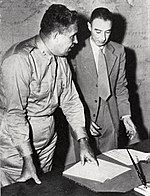 Oppenheimer (a destra) con il generale Leslie Groves, capo militare del progetto Manhattan