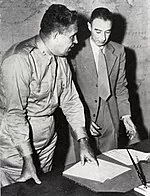 Oppenheimer (a destra) con il generale Leslie Groves, capo militare del progetto Manhattan