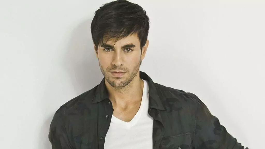 Enrique Iglesias Ricky Martin Pitbull The Trilogy Tour Lil' Wayne album classifiche Whitney Houston Anna Kournikova 