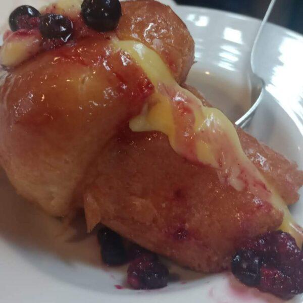 Babà alla crema e frutti di bosco: la ricetta di una specialità per tutti i palati