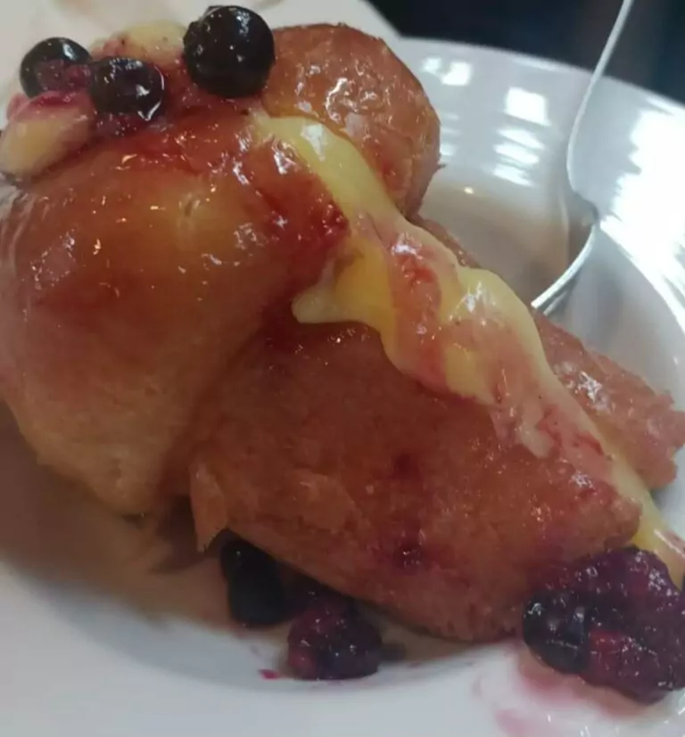 Babà con crema frutti bosco