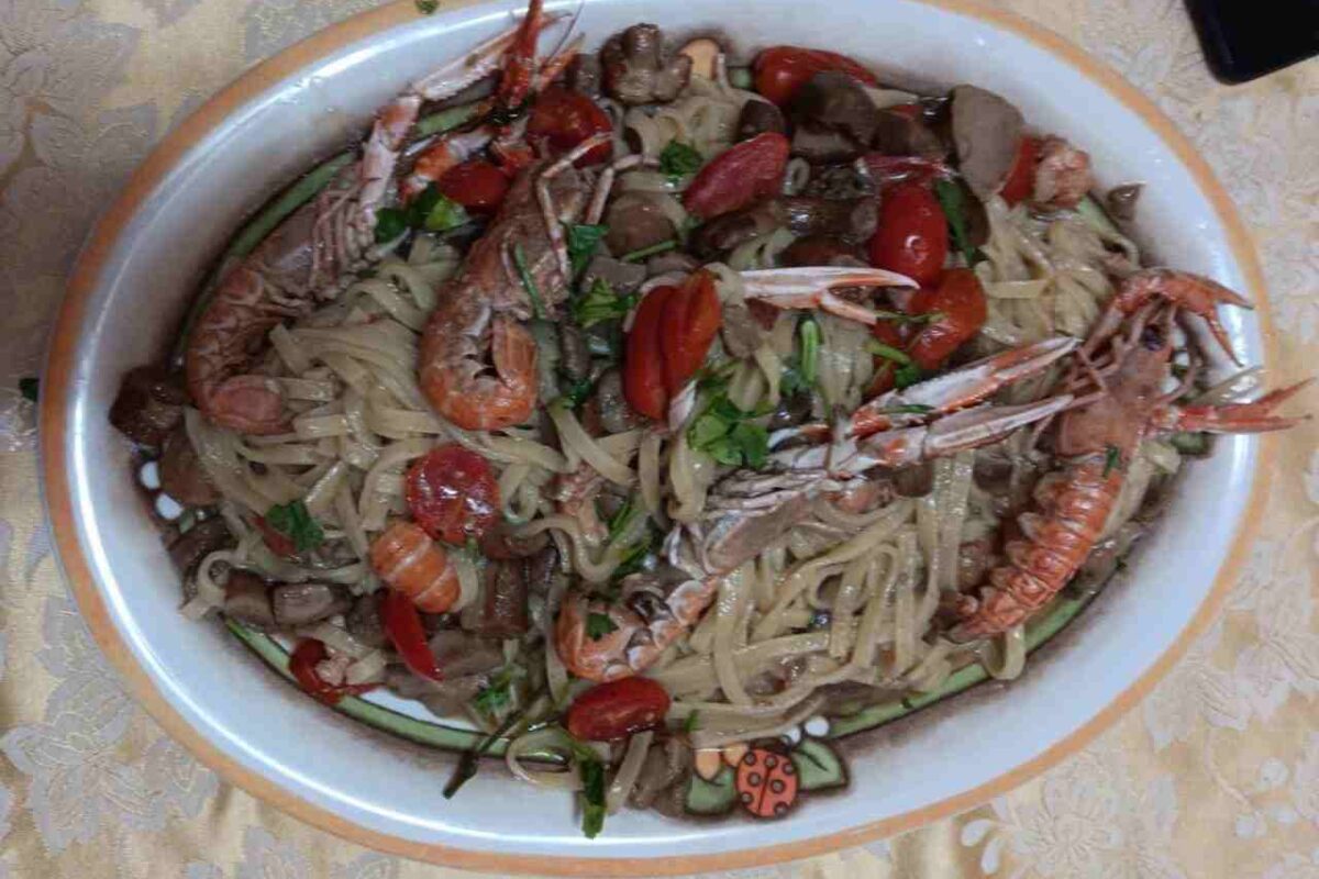 linguine con scampi porcini e pachino