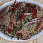 linguine con scampi porcini e pachino