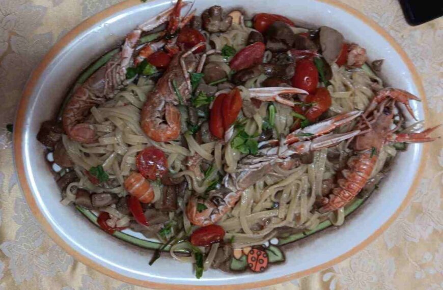 linguine con scampi porcini e pachino