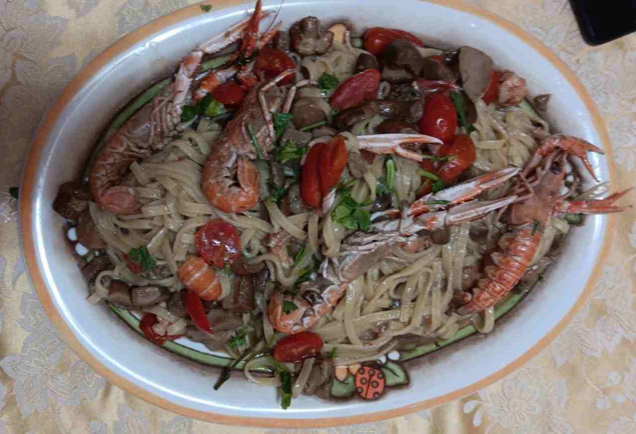 linguine con scampi porcini e pachino