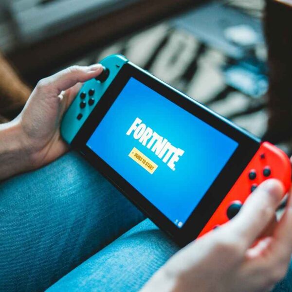 PS5 o Nintendo Switch? La Guida Definitiva per Scegliere la Console Perfetta per i Tuoi Figli (E Non Sbagliare!)