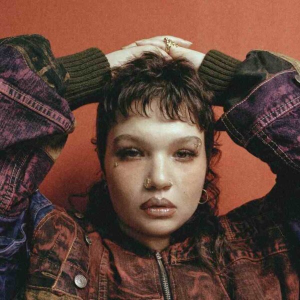 Lola Young conquista il mondo con “Messy”: l’autenticità che domina classifiche e piattaforme digitali