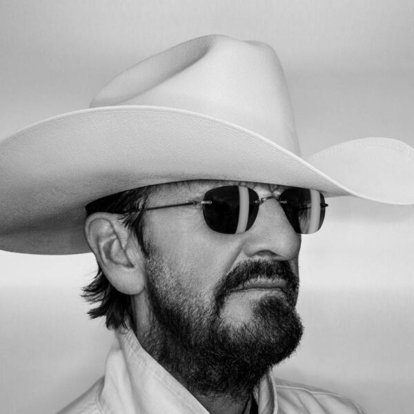 Ringo Starr torna con “Look Up”, l’album country prodotto da T Bone Burnett: in uscita il 12 gennaio 2025.