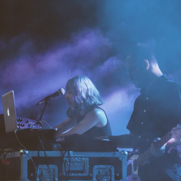 Neon on the Dance Floor: il debutto elettronico di Sour Girl tra synth, emozioni e pulsazioni anni ’80