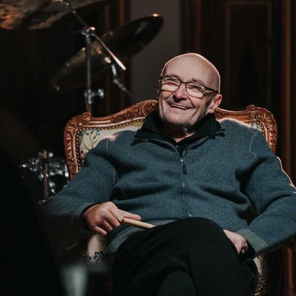 Phil Collins: Drummer First – Il Documentario che Racconta Vita, Carriera e Sfide del Leggendario Batterista