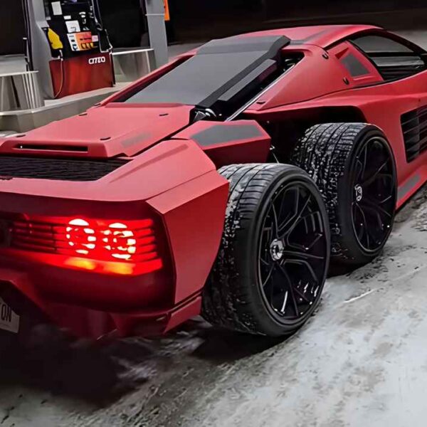 Ferrari Testarossa a Sei Ruote: Un’Elaborazione Folle dal Texas
