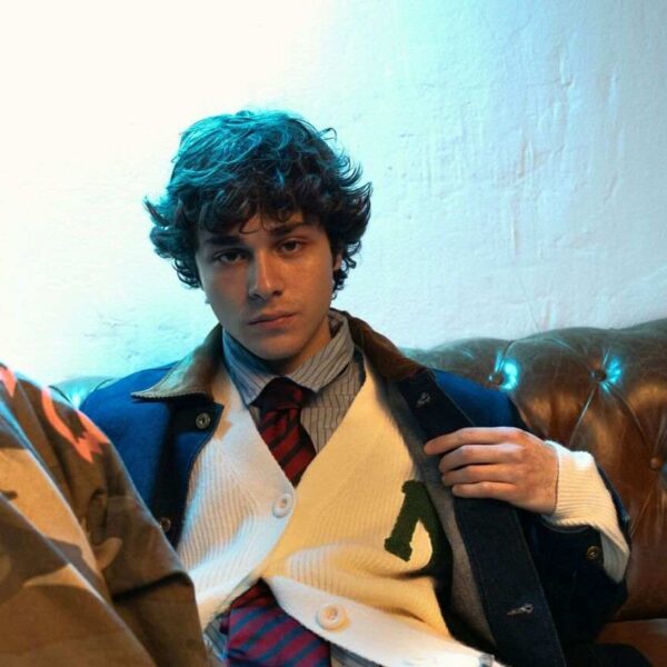 Settembre Vincitore di Sanremo 2025: Il Cantautore Napoletano che Conquista con l’EP “Vertebre” e un Mix di Tradizione e Innovazione