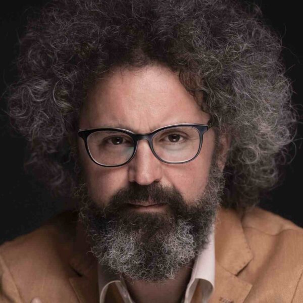 Simone Cristicchi al Festival di Sanremo 2025: “Quando sarai piccola”, il Nuovo Album “Dalle tenebre alla luce” e il Duetto con Amara