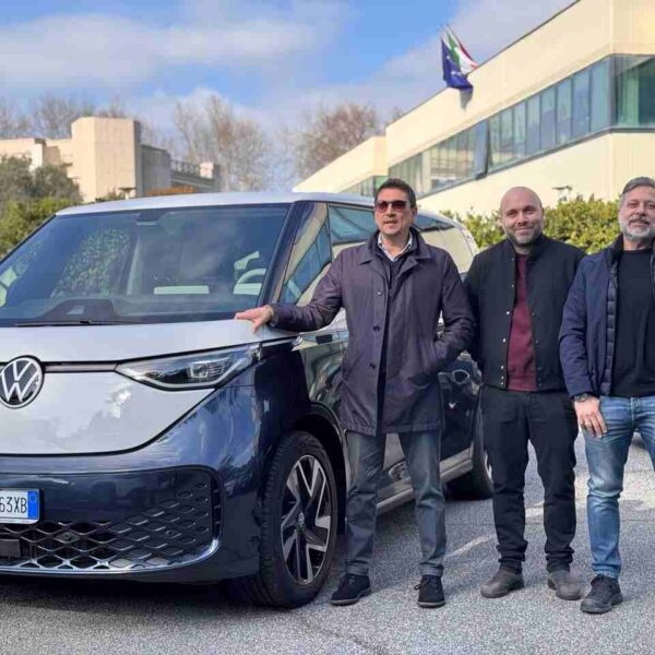 “Divertimento Notturno Sicuro: Navette Elettriche dal Municipio Roma IX Eur e Room26”