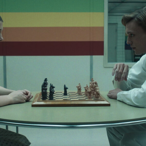 Soundtrack Distopiche: Un’analisi delle colonne sonore futuristiche di serie TV sci-fi come Black Mirror e Stranger Things.”