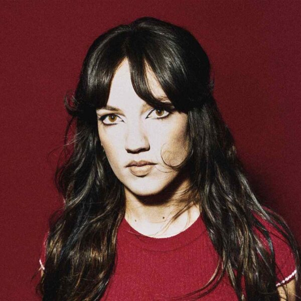 “JAIN e SOLOMUN lanciano il nuovo singolo dance-pop ‘Tout le monde est fou'”