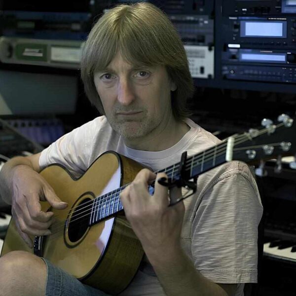 Libro dedicato e ristampa live radiofonico: la primavera di Anthony Phillips