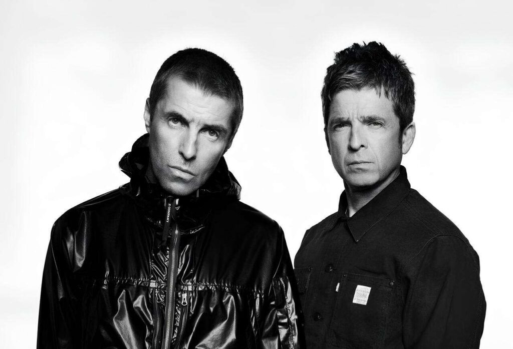 Gli Oasis celebrano i 30 anni di “Some Might Say” con un vinile esclusivo e un nuovo video