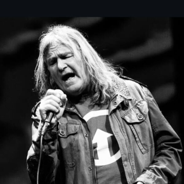 Mike Peters: con la sua scomparsa il cantante dei The Alarm porta via con se tanto buon pop/rock, forza di volontà e coraggio