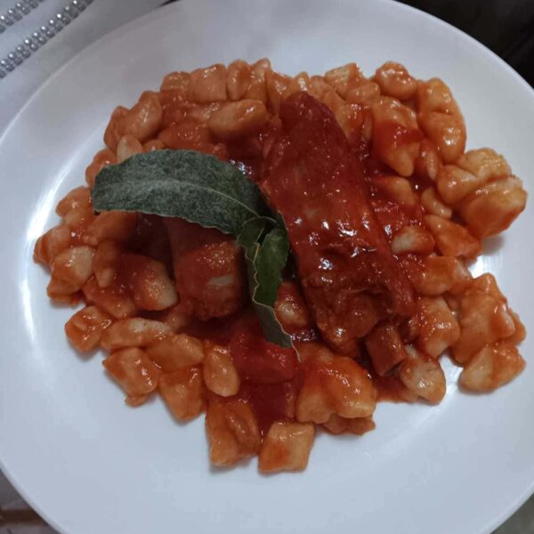 Gnocchi con salsicce e spuntature: la ricetta di un piatto goloso