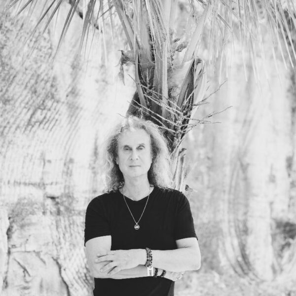 Intervista a Nad Sylvan: con il cd Monumentata il talentuoso cantante racconta la sua musica e la sua storia personale.