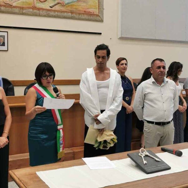 Mahmood riceve la cittadinanza onoraria di Orosei, simbolo di un legame profondo con la Sardegna