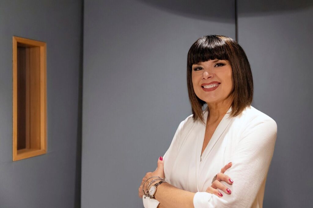 Silvia Mezzanotte Ti Pretendo Giancarlo Bigazzi in Lounge