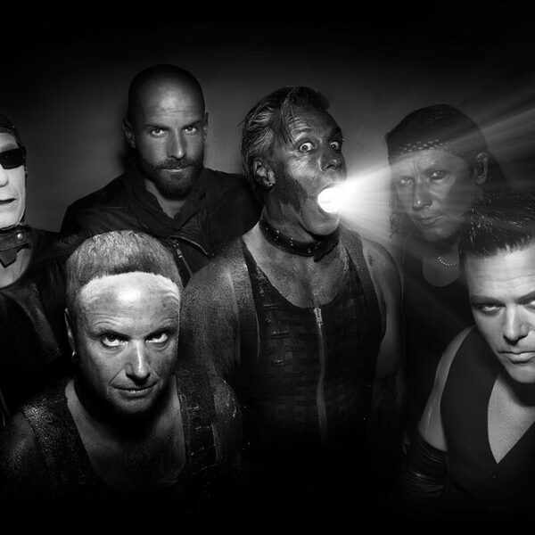 L’artista tra maschera e verità: dal palco teatrale al rock e metal