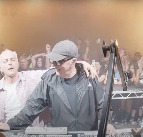 Il rave degli Underworld alla Boiler Room di Londra: Sotto la pelle bassi vibranti