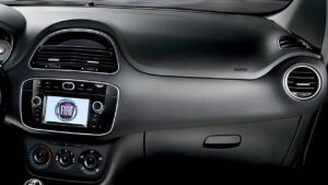 Taglio orizzontale sul cruscotto parte passeggero