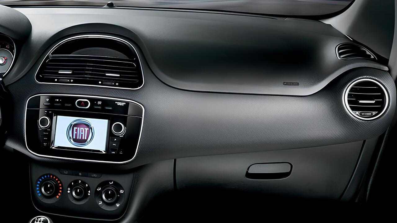 Taglio orizzontale sul cruscotto parte passeggero