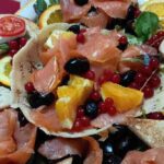 Antipasto di Salmone con Olive Mozzarella e Frutta Fresca