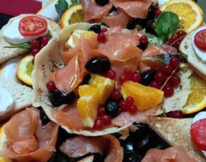 Antipasto di Salmone con Olive Mozzarella e Frutta Fresca