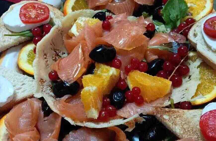 Antipasto di Salmone con Olive Mozzarella e Frutta Fresca