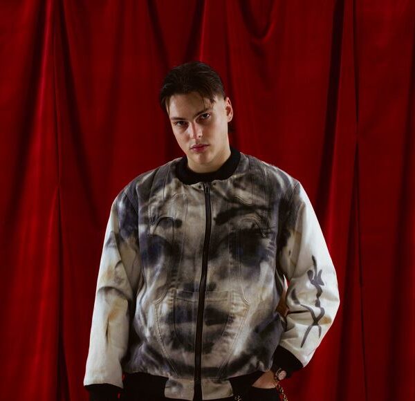 Kid Yugi torna con “Anche gli eroi muoiono”: il rap italiano incontra la letteratura e il cinema