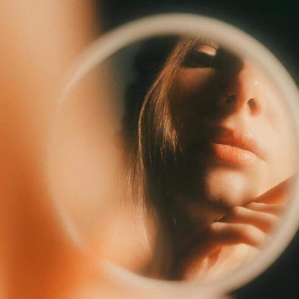 Identità e senso di sé: sviluppo, crisi e consapevolezza nella società contemporanea