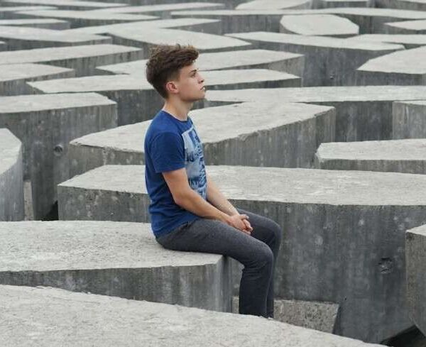 LE CRISI ESISTENZIALI COSA SONO, COME SUPERARLE E ASPETTI TEORICI