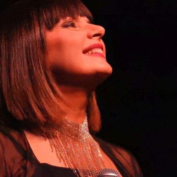 Intervista a Silvia Mezzanotte: “Cantare Mina è stato un viaggio dentro me stessa”