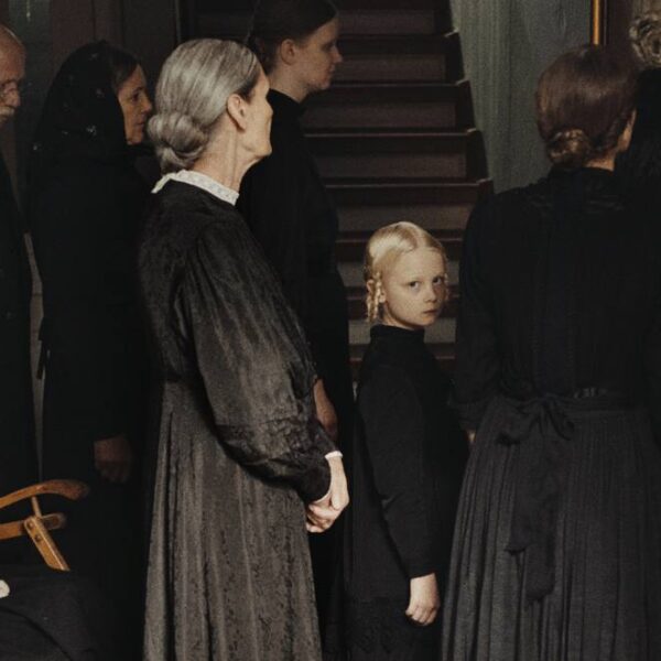 Recensione – Il suono di una caduta (Sound of Falling): L’ambizione estetica e la crisi della linearità