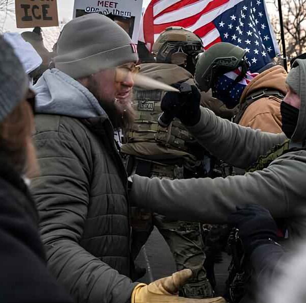 Che cos’è la sorveglianza digitale? Come la tecnologia invisibile sfida la democrazia