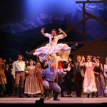 “7 spose per 7 fratelli”: virtuosismo coreografico e nostalgia del musical classico al Teatro Alfieri di Torino.