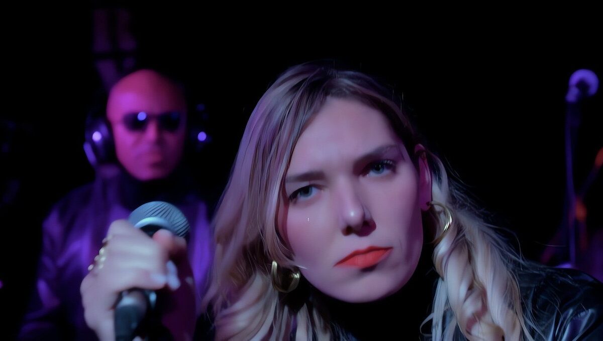 Julie e Anthony Louis raccontano il progetto Dèmodè e il nuovo singolo “Orbita”: un viaggio tra elettronica, emozioni e connessioni contemporanee.