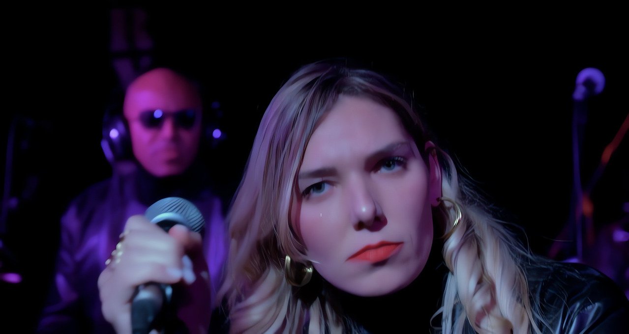 Julie e Anthony Louis raccontano il progetto Dèmodè e il nuovo singolo “Orbita”: un viaggio tra elettronica, emozioni e connessioni contemporanee.