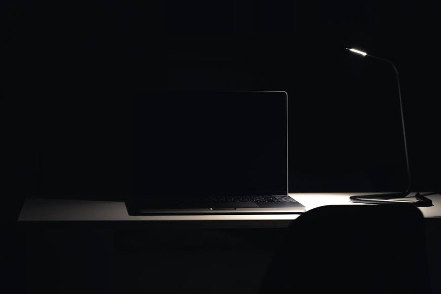 Lo schermo rimane nero dopo l’avvio del laptop: tutte le soluzioni per risolvere il problema