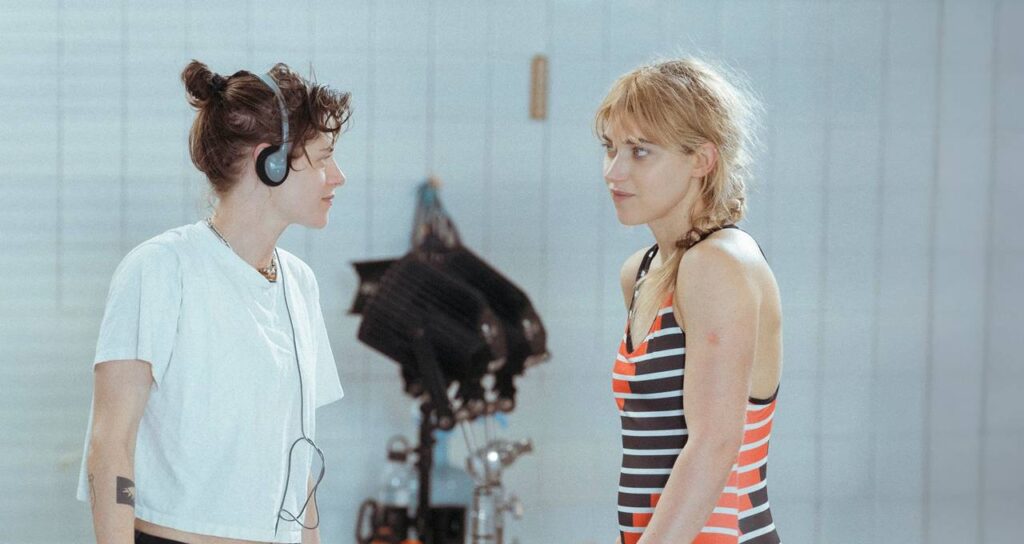 Kristen Stewart con Imogen Poots la Cronologia dell'acqua