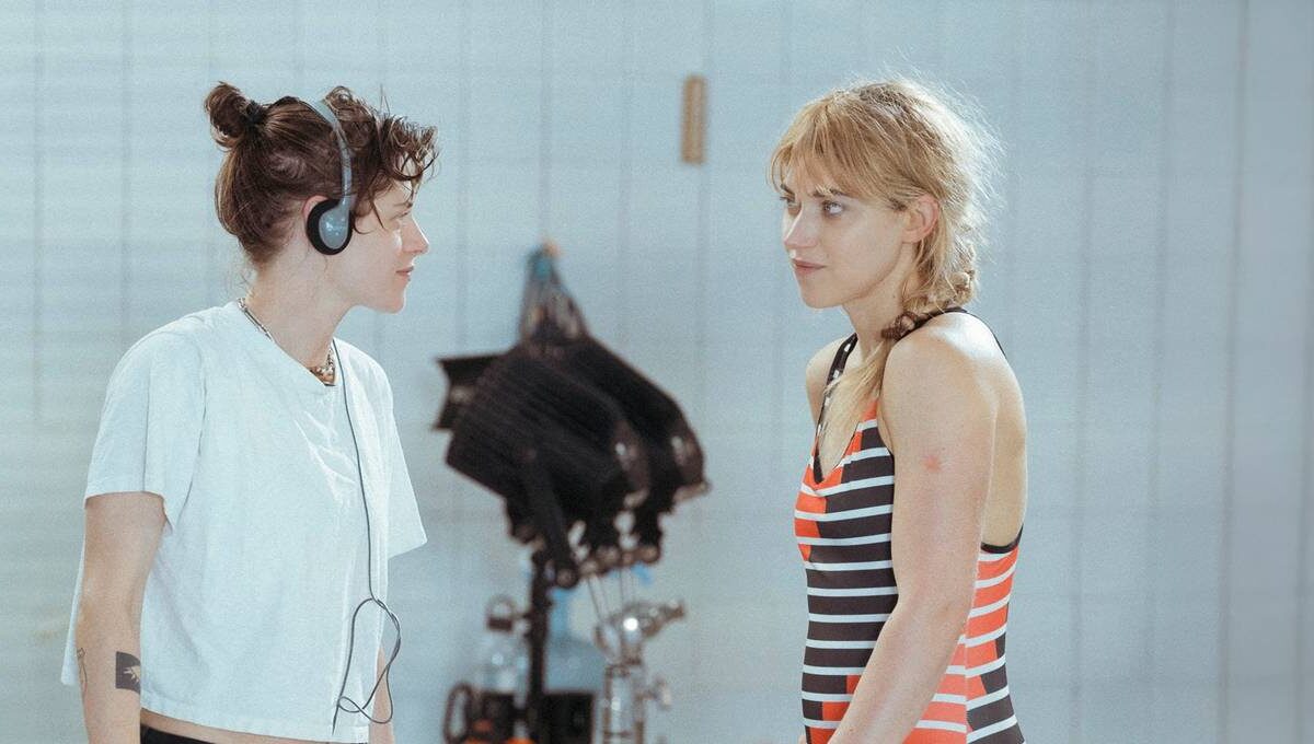 Kristen Stewart con Imogen Poots la Cronologia dell'acqua