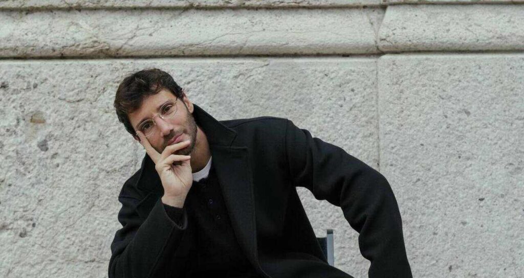 Sanremo 2027, De Martino rivoluziona il Festival: arriva la serata Eurovision e potrebbero esserci due vincitori di Salvo Nugnes